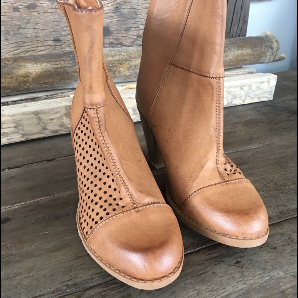 Boots from DIBA